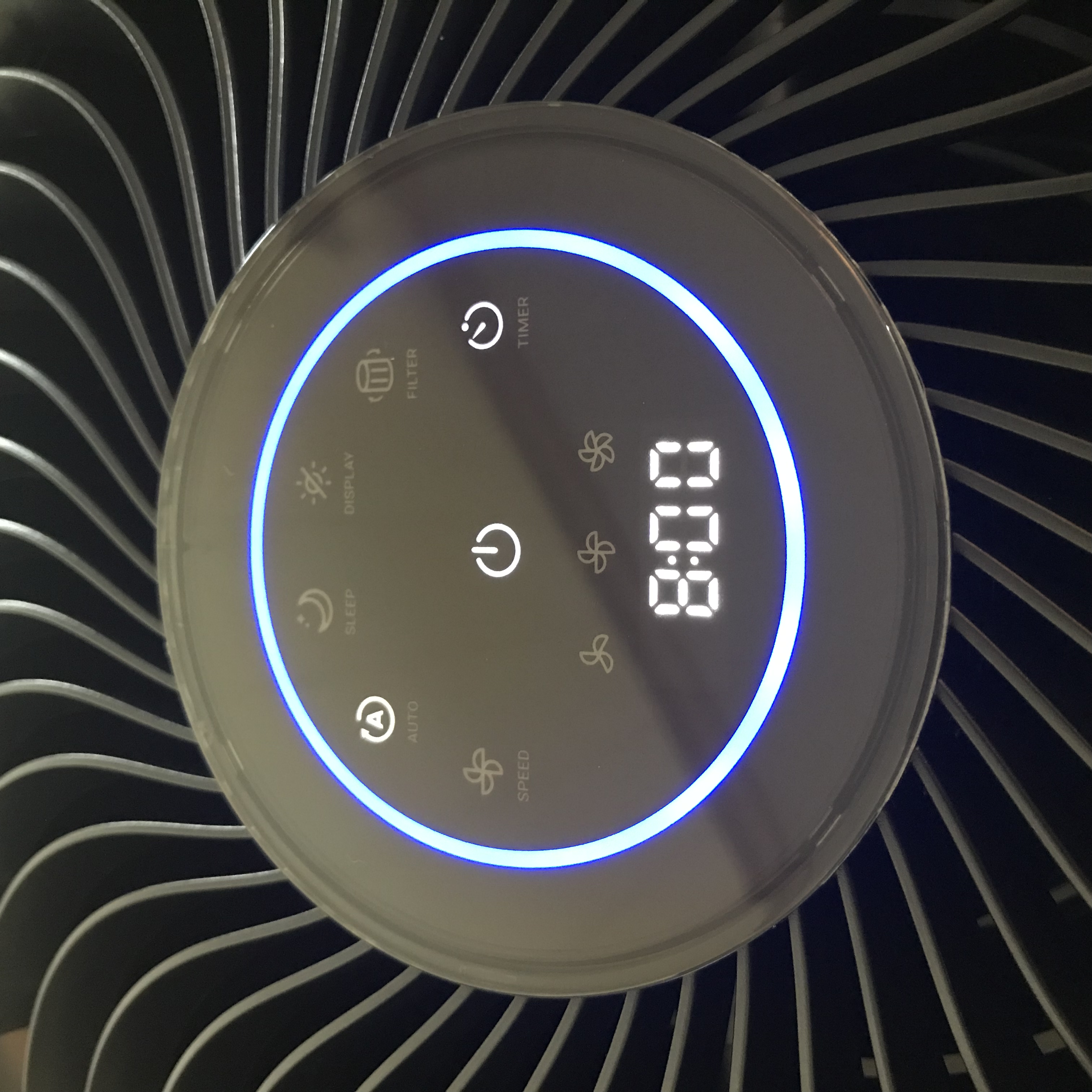 Modern purifiers with auto and timer settings adjust fan speed automatically for optimal energy efficiency. (Alt: Air purifier digital control panel displaying auto mode, 8-hour timer, and blue indicator light.)
“Air Purifier (Levoit LV-H133) (49317865993)” by Home Air Quality Guides is licensed under CC BY-SA 2.0.