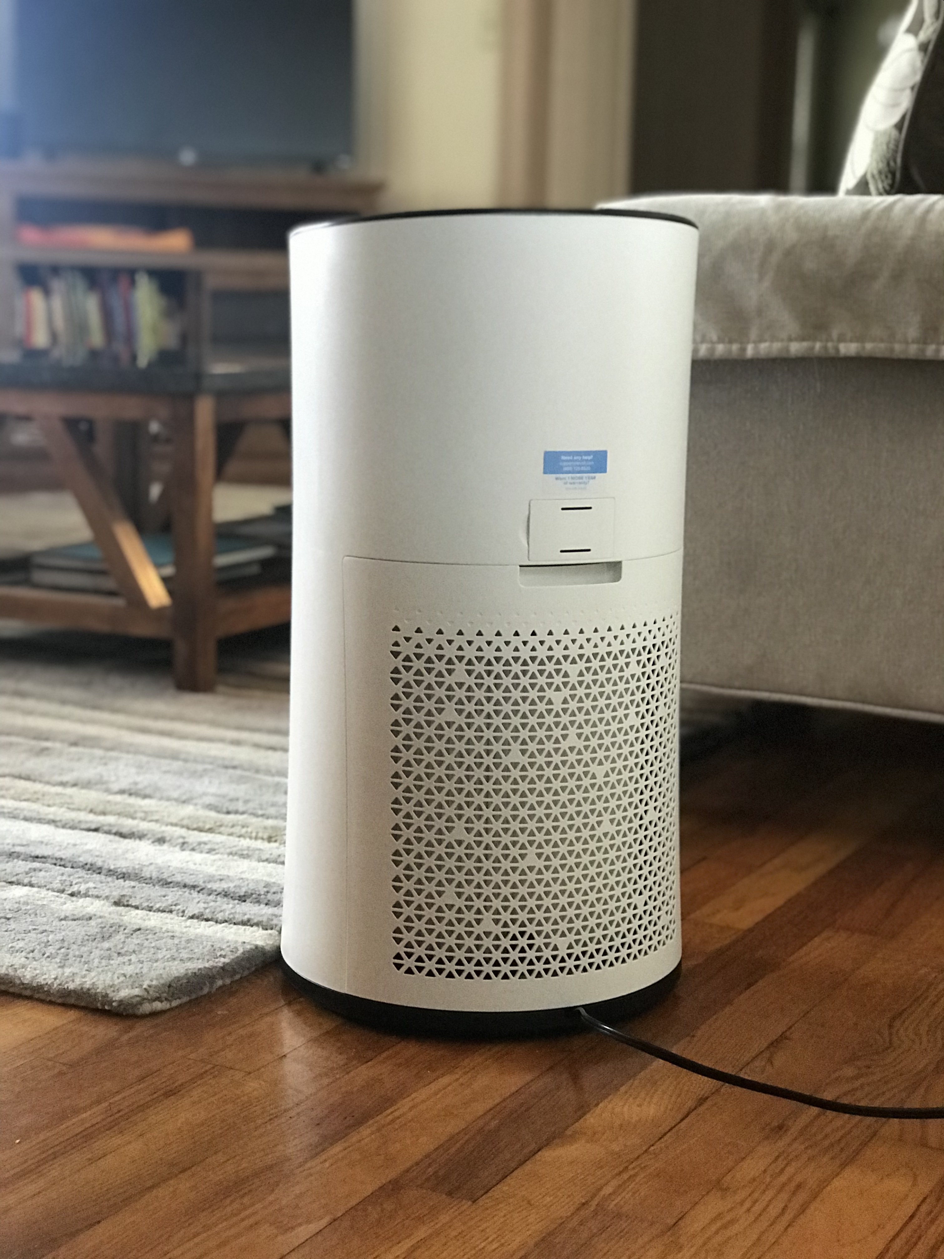 An air purifier in a living room next to a couch.
”Air Purifier (Levoit LV-H133) (49318568107)” by Home Air Quality Guides is licensed under CC BY-SA 2.0.